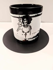 Taza brillante con calavera de ébano