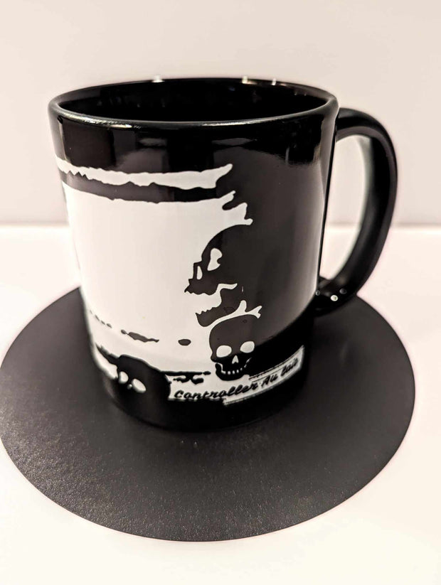 Taza brillante con calavera de ébano