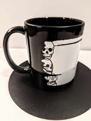 Taza brillante con calavera de ébano