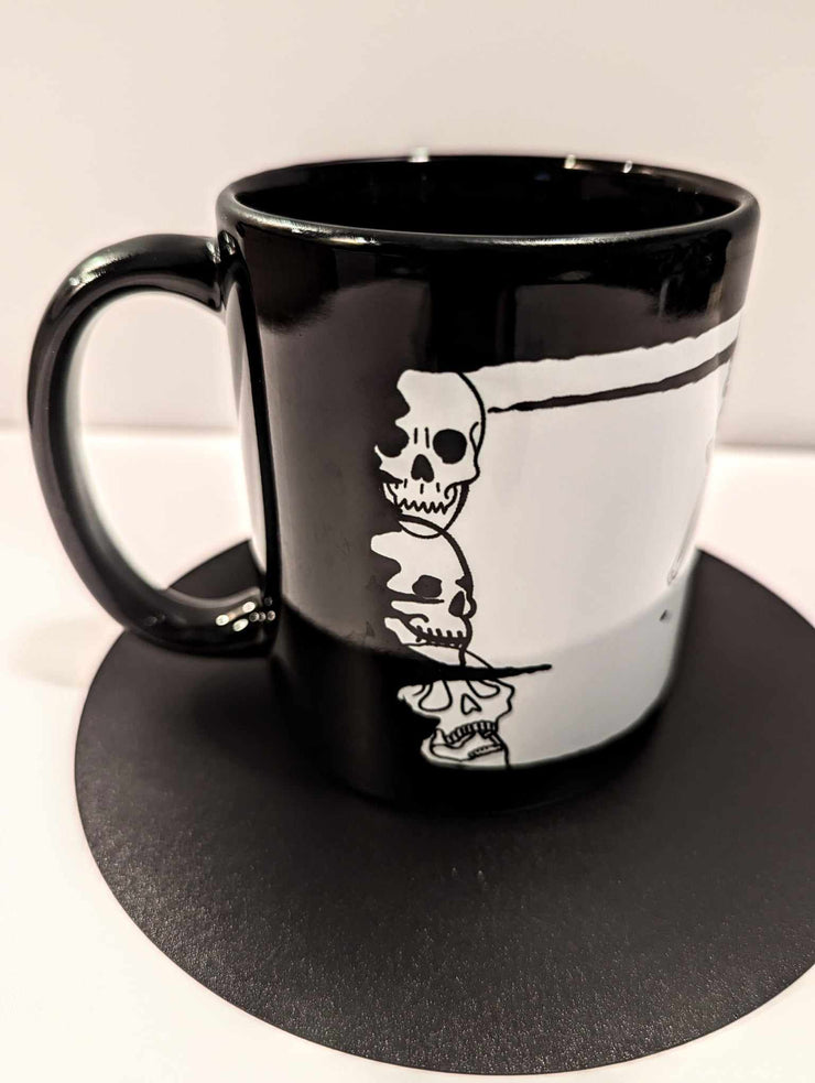 Taza brillante con calavera de ébano